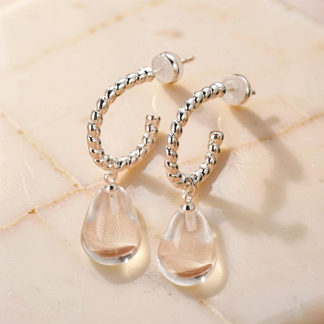 Boucles d’Oreilles Cristal de Roche – Goutte Spirale, Argent