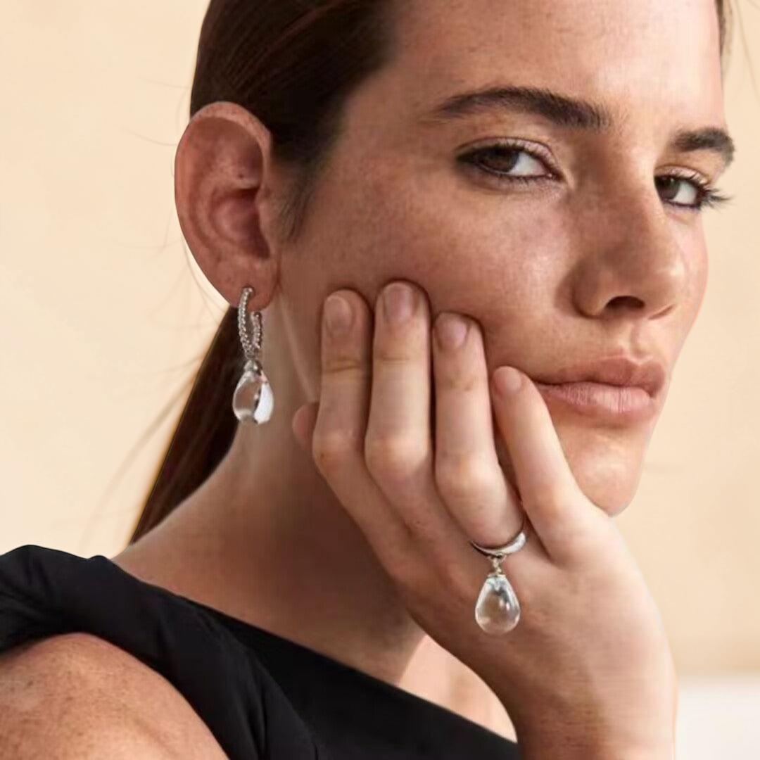 Boucles d’Oreilles Cristal de Roche – Goutte Spirale, Argent