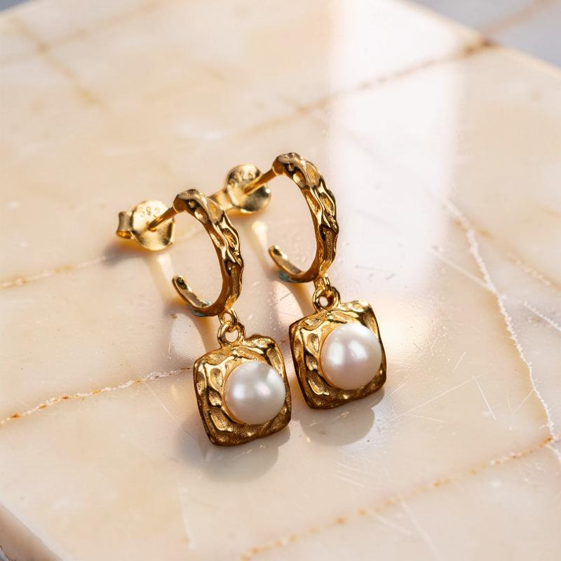 Boucles d'Oreilles Perle – Caresse Subtile, Argent Plaqué Or