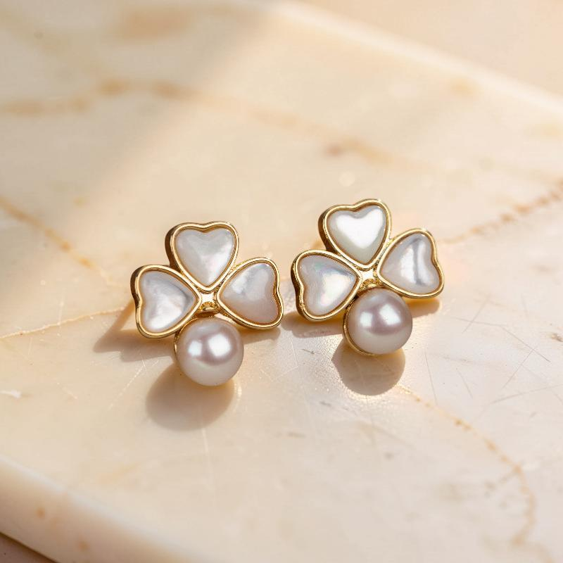 Boucles d'Oreilles Trèfle en Perle – Fleurs de Lune, Plaqué Or