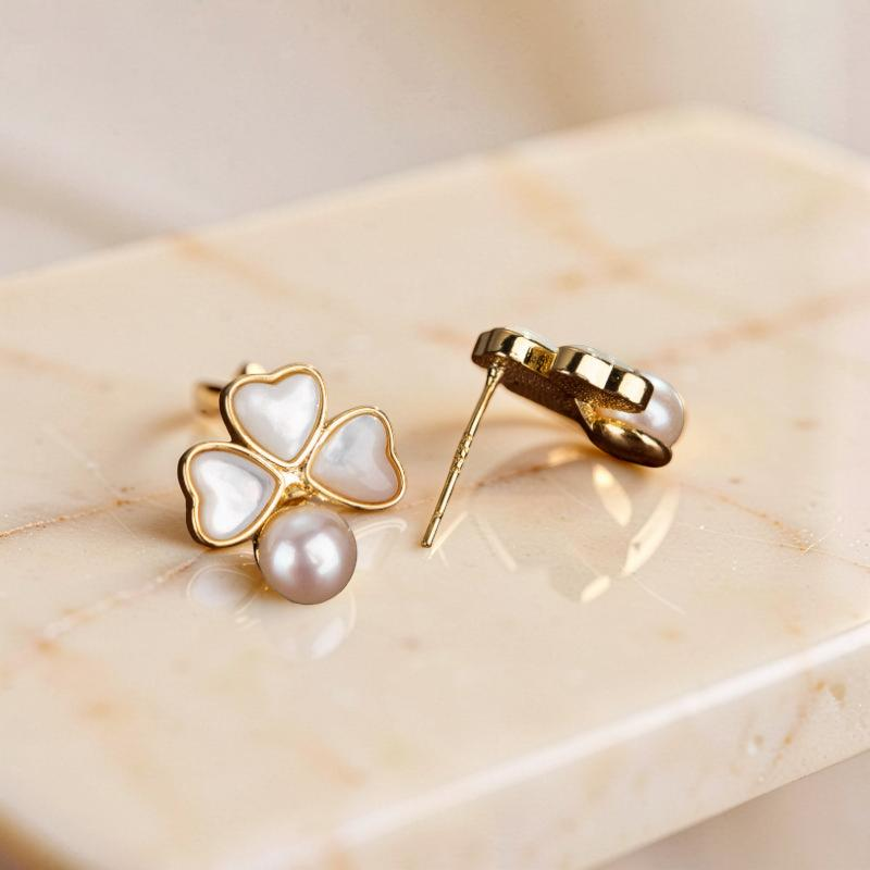 Boucles d'Oreilles Trèfle en Perle – Fleurs de Lune, Plaqué Or