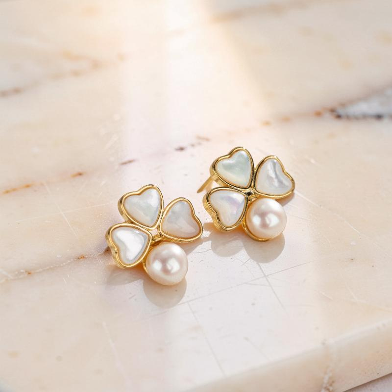 Boucles d'Oreilles Trèfle en Perle – Fleurs de Lune, Plaqué Or