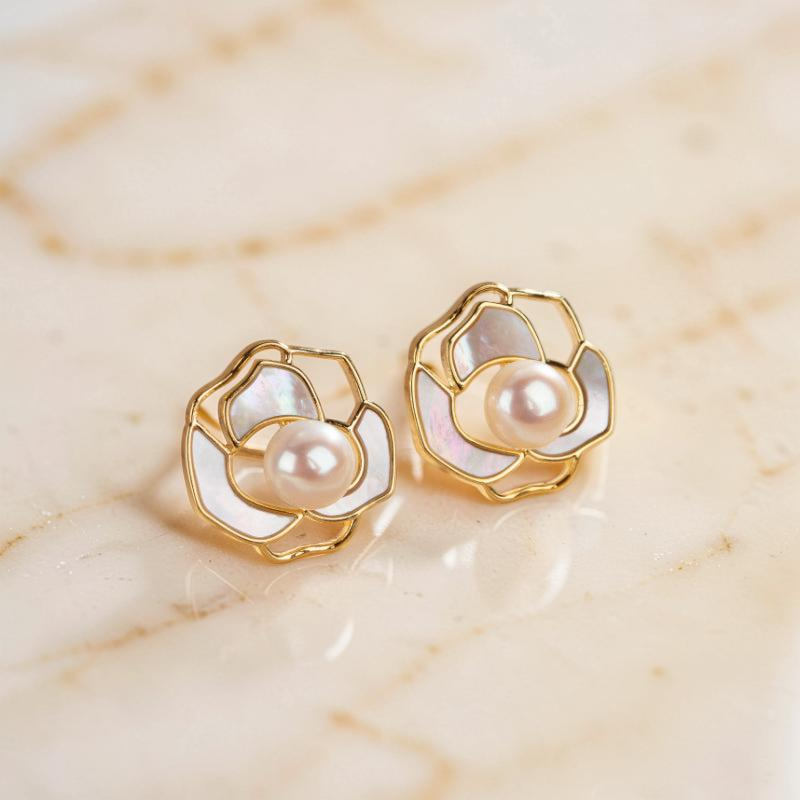 Boucles d'Oreilles Perle – Caresse Florale, Plaqué Or