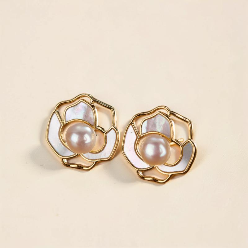 Boucles d'Oreilles Perle – Caresse Florale, Plaqué Or