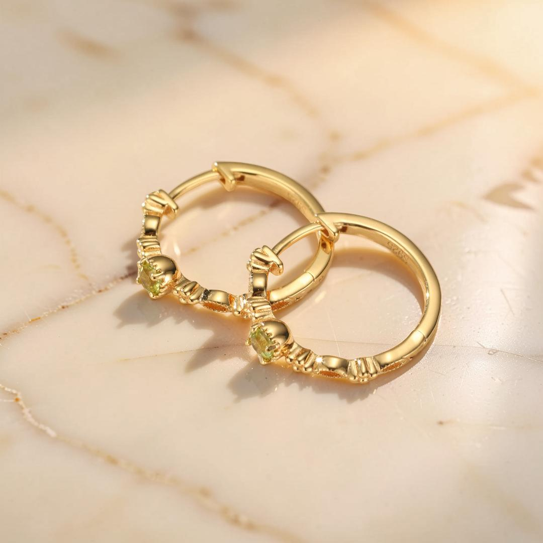Boucles d'Oreilles Créoles Péridot – Élégance Naturelle, Argent Plaqué Or