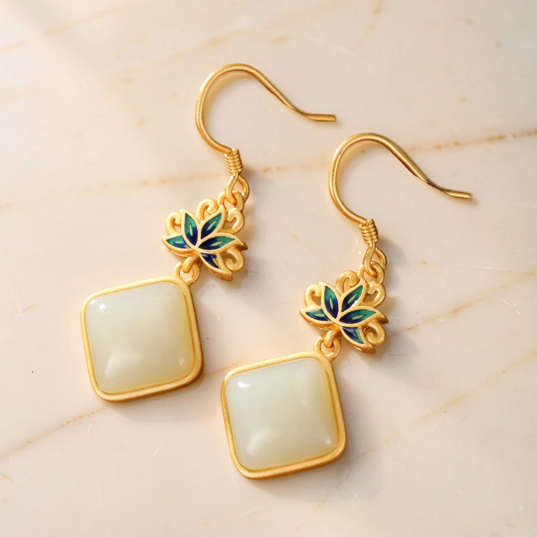 Boucles d'Oreilles Jade Blanc – Éveil Lotus Bleu, Argent Plaqué Or