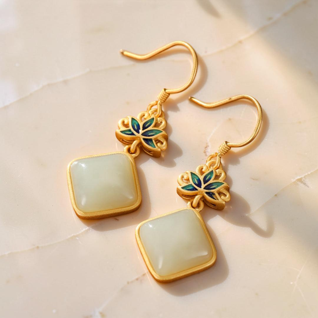 Boucles d'Oreilles Jade Blanc – Éveil Lotus Bleu, Argent Plaqué Or