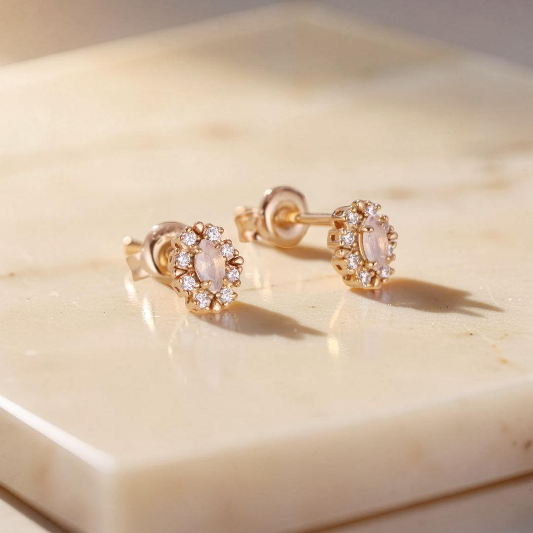 Boucles d'Oreilles Opale Blanche – Brume Étoilée, Argent Plaqué Or