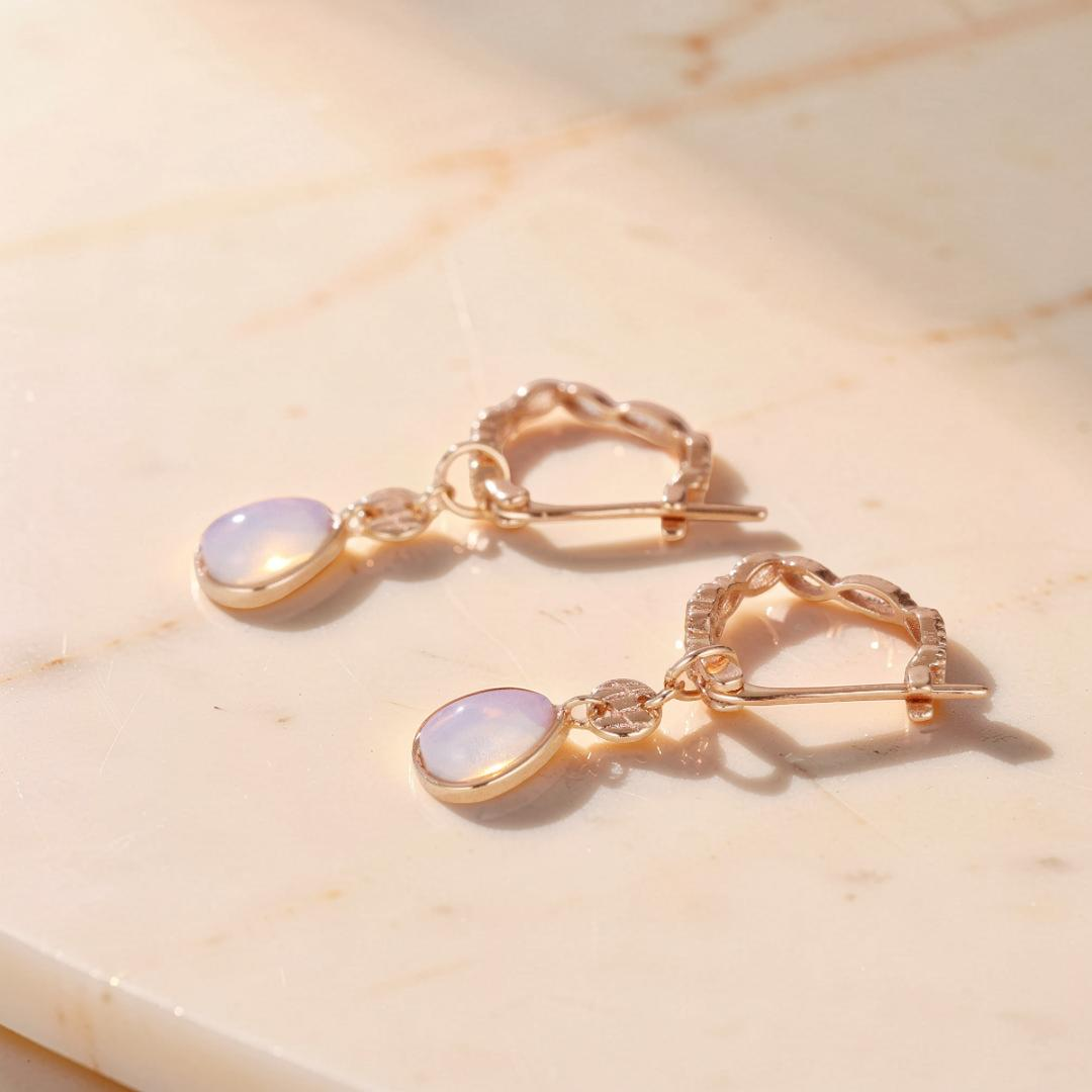 Boucles d'Oreilles Opale Blanche – Lueur Apaisante, Argent Plaqué Or