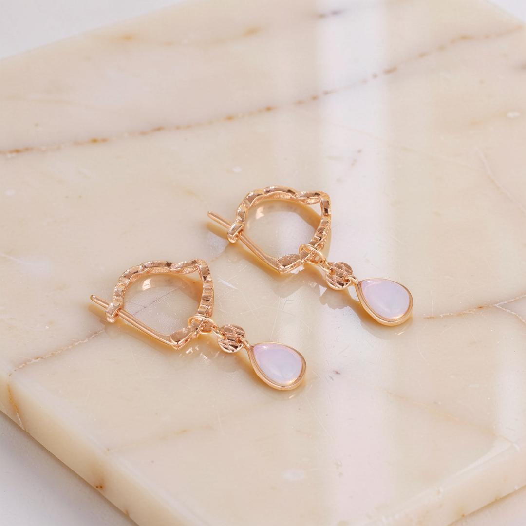 Boucles d'Oreilles Opale Blanche – Lueur Apaisante, Argent Plaqué Or