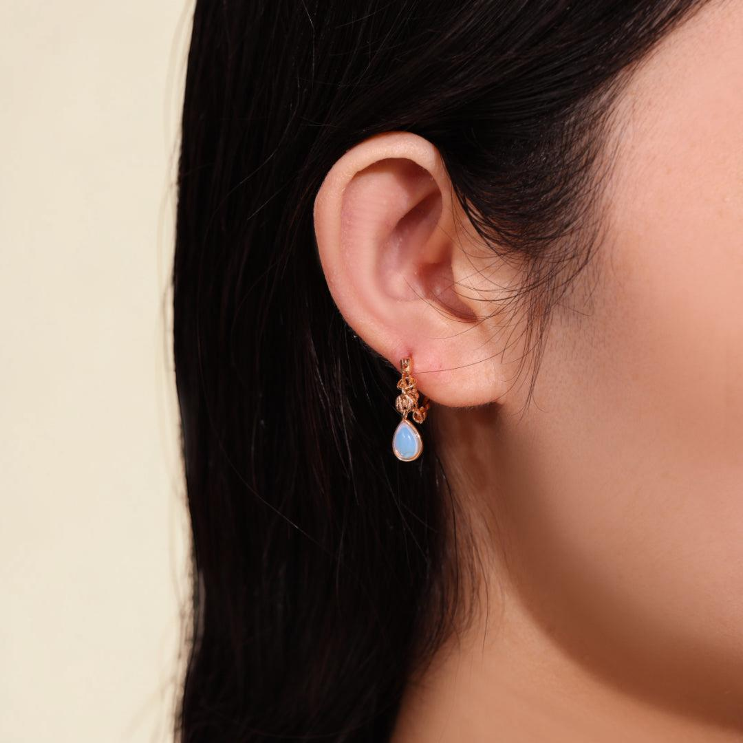 Boucles d'Oreilles Opale Blanche – Lueur Apaisante, Argent Plaqué Or