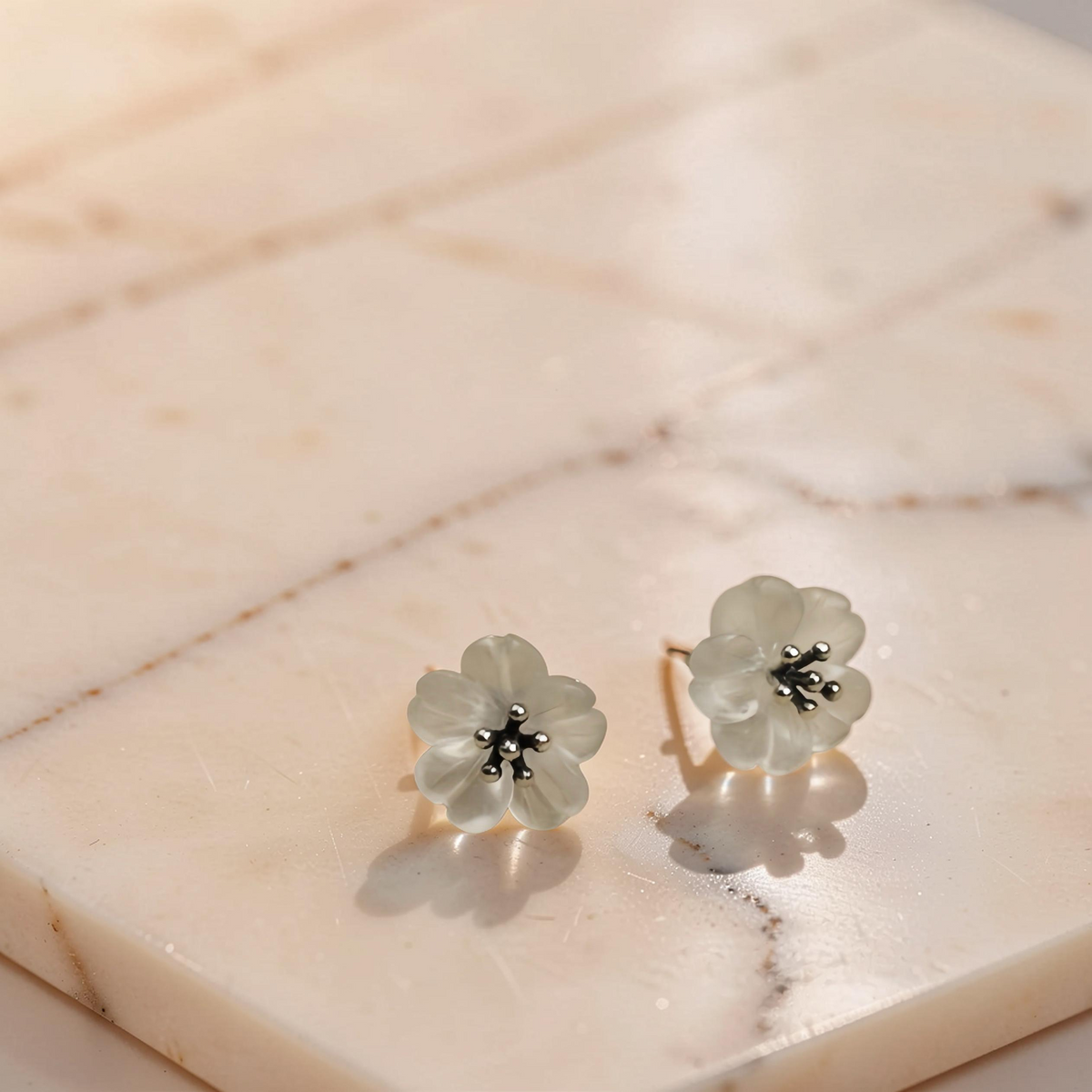 Boucles d'Oreilles Quartz Clair – Fleur de Tranquillité, Argent Plaqué Or