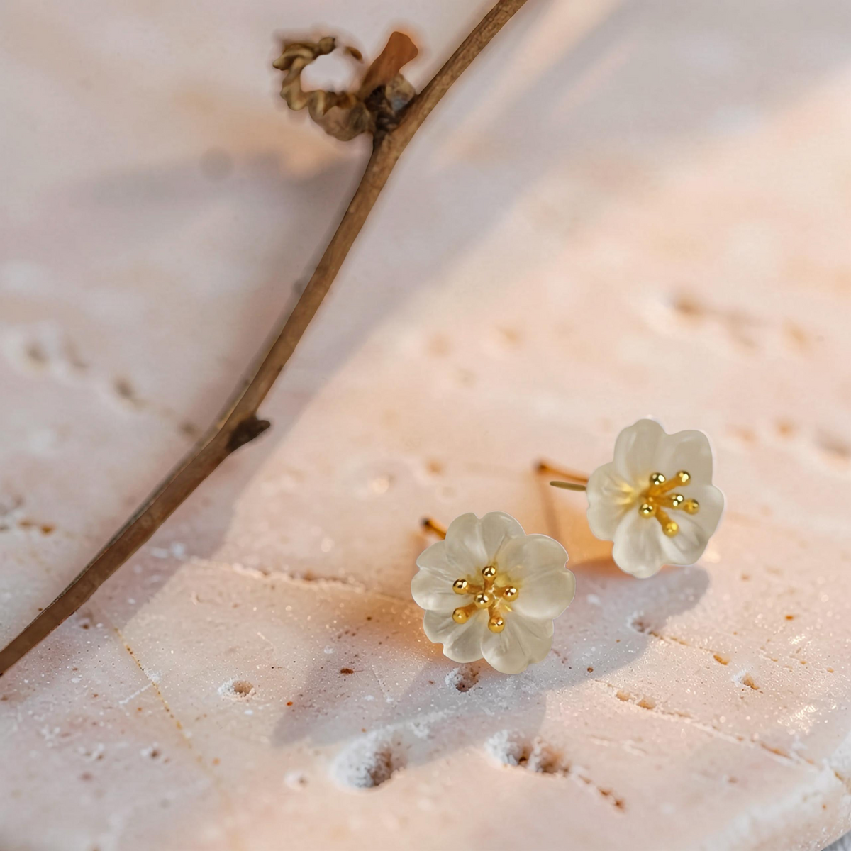 Boucles d'Oreilles Quartz Clair – Fleur de Tranquillité, Argent Plaqué Or
