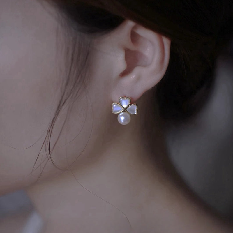 Boucles d'Oreilles Trèfle en Perle – Fleurs de Lune, Plaqué Or