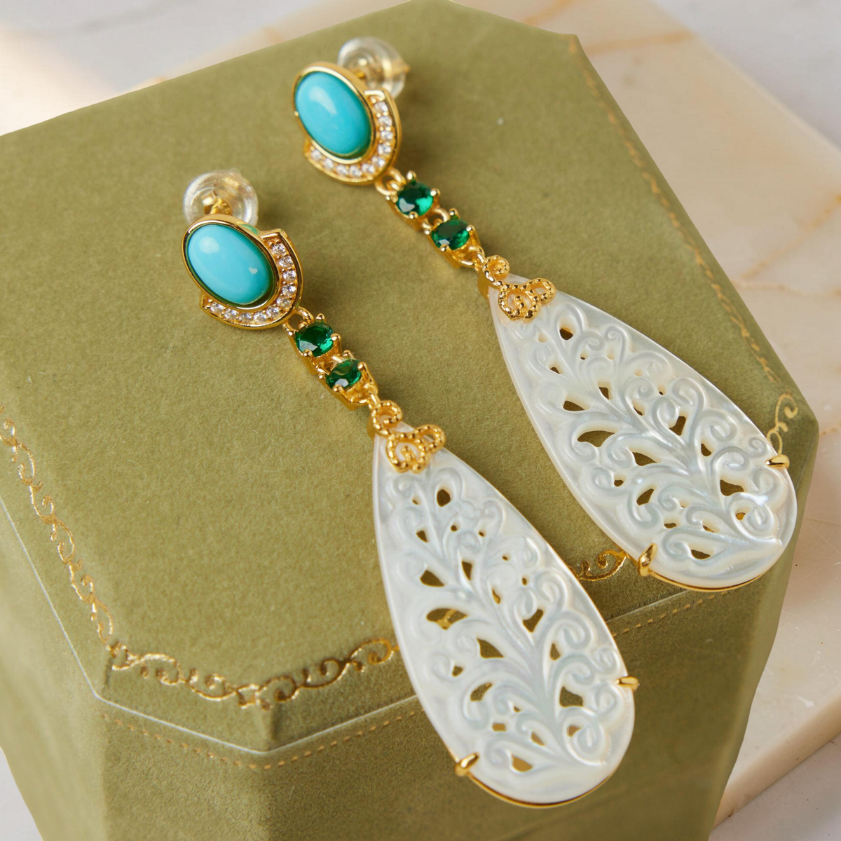 Boucles d'Oreilles Turquoise et Nacre – Élégance Équilibre, Argent Plaqué Or