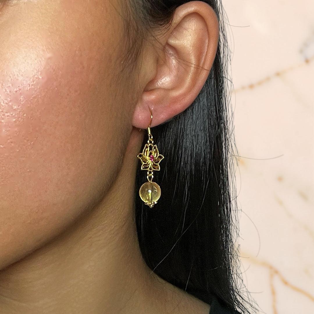 Boucles d’Oreilles Citrine et Lotus – Harmonie Dorée, Argent Plaqué Or