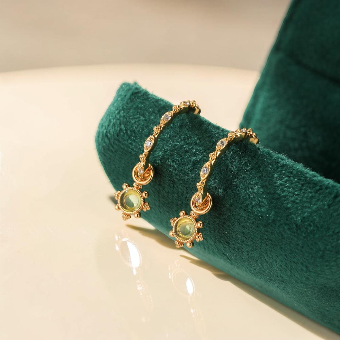 Boucles d’Oreilles Créoles Péridot – Lumière d’Olivine, Argent Plaqué Or