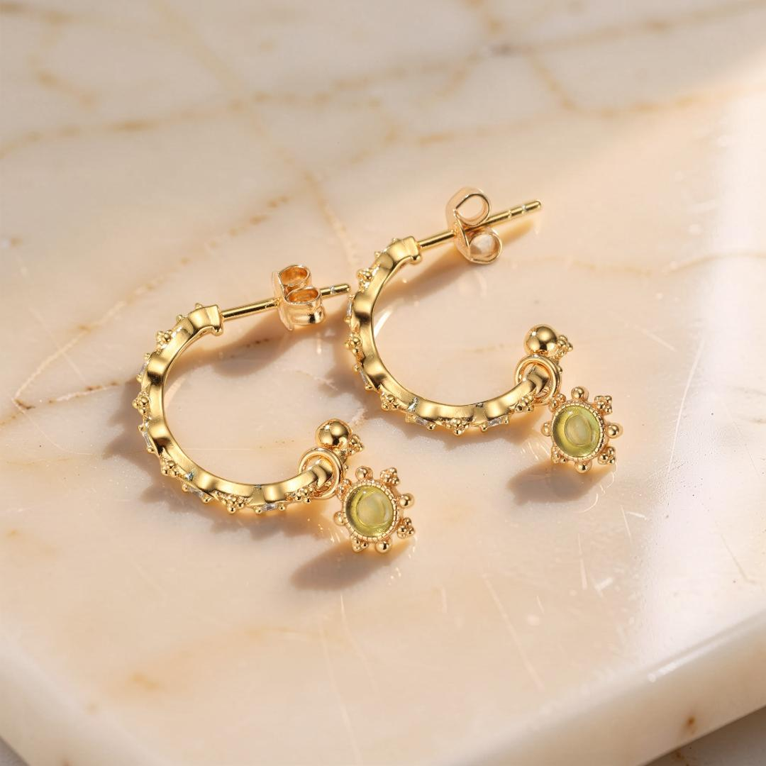 Boucles d’Oreilles Créoles Péridot – Lumière d’Olivine, Argent Plaqué Or