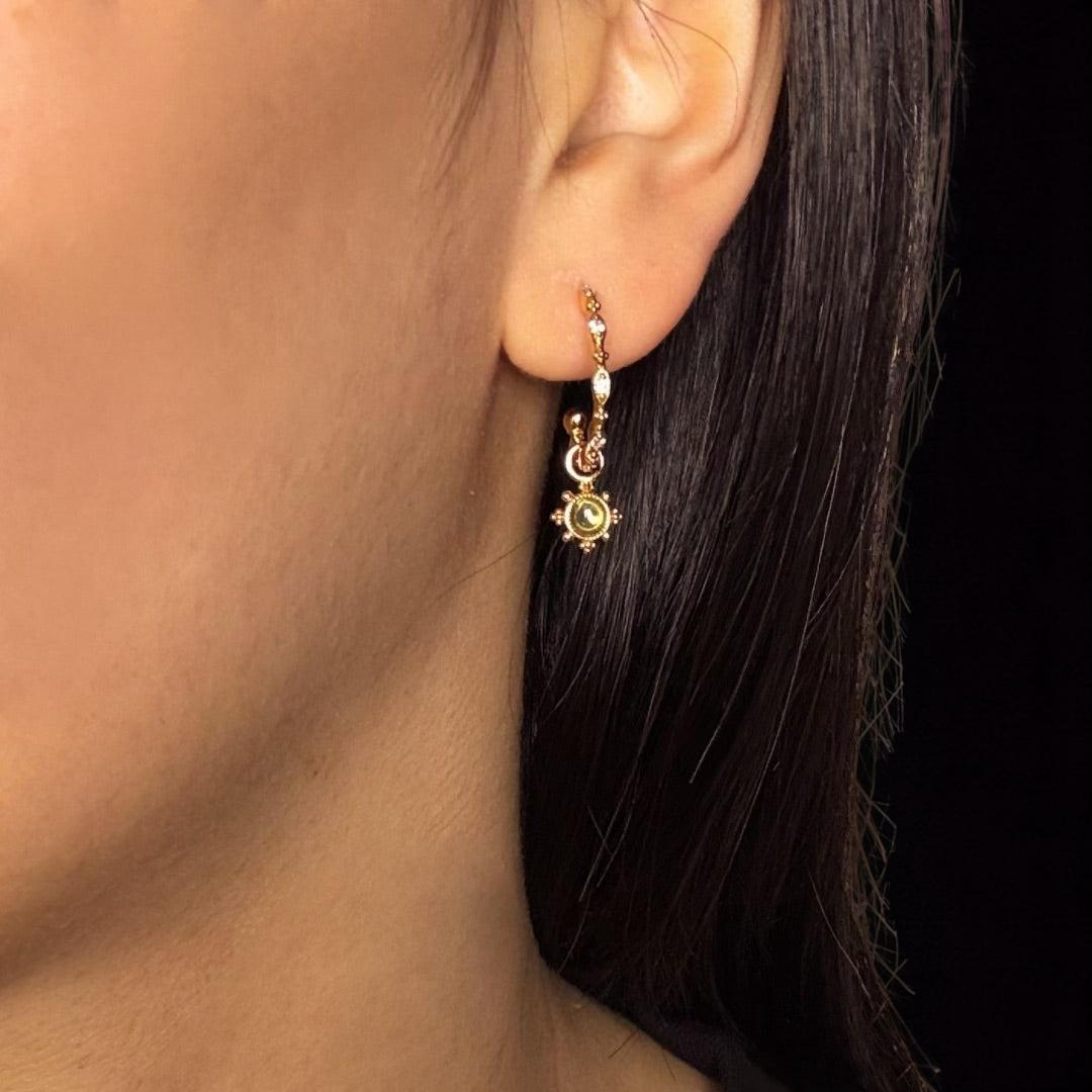 Boucles d’Oreilles Créoles Péridot – Lumière d’Olivine, Argent Plaqué Or