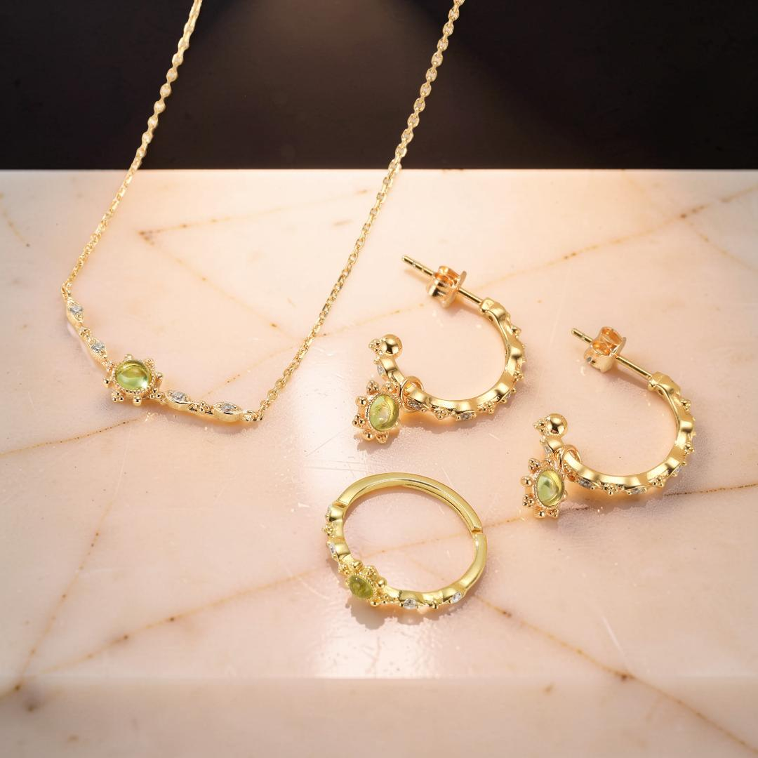 Boucles d’Oreilles Créoles Péridot – Lumière d’Olivine, Argent Plaqué Or