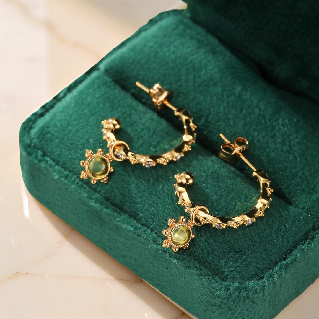 Boucles d’Oreilles Créoles Péridot – Lumière d’Olivine, Argent Plaqué Or
