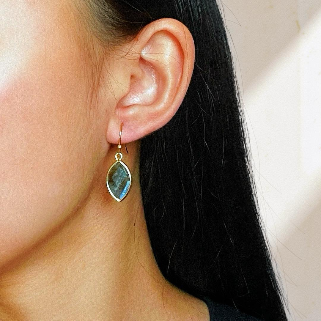 Boucles d’Oreilles Labradorite – Feuilles de Lumière