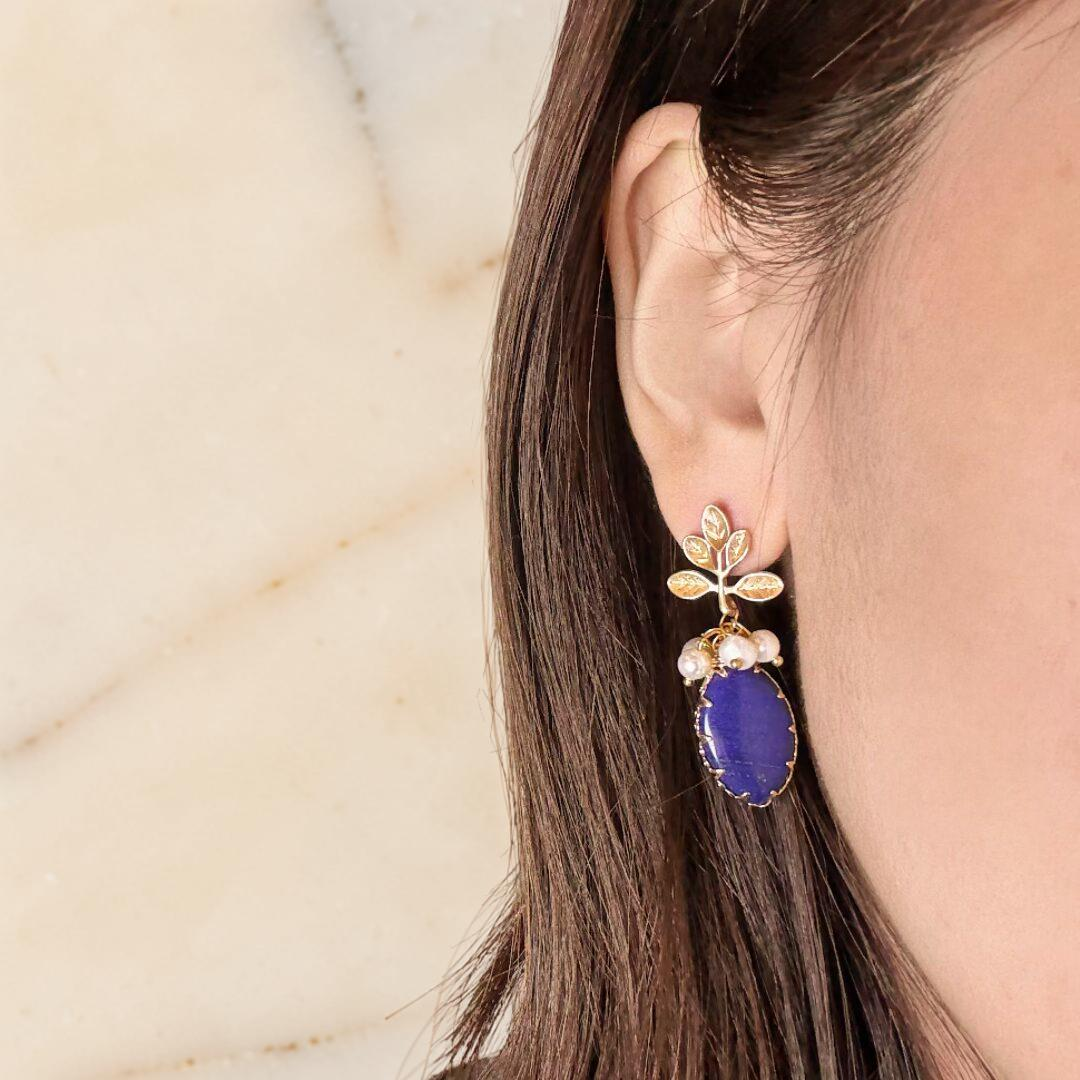 Boucles d’Oreilles Lapis Lazuli et Perle – Fleur de Sérénité, Argent Plaqué Or