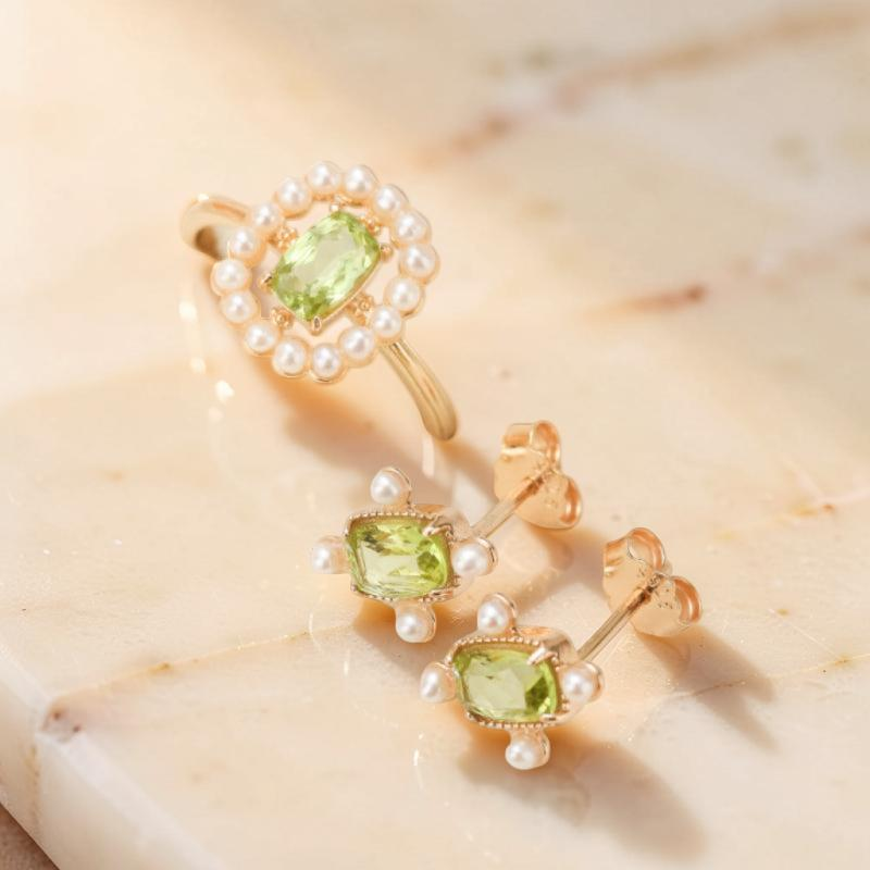 Boucles d'Oreilles Péridot et Perle – Élégance Carrée, Argent Plaqué Or