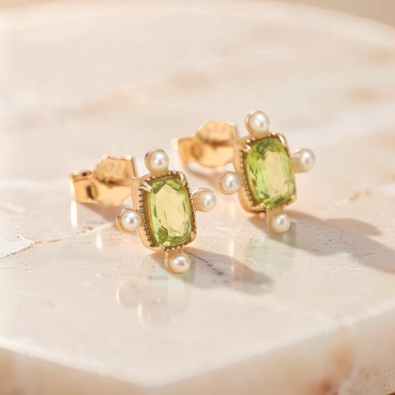 Boucles d'Oreilles Péridot et Perle – Élégance Carrée, Argent Plaqué Or