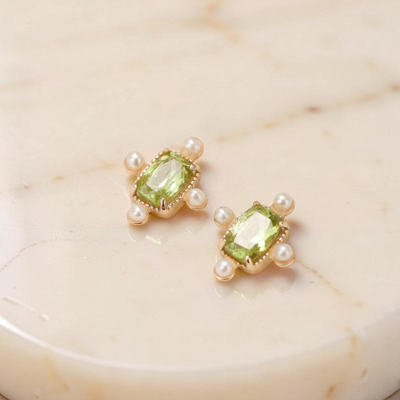 Boucles d'Oreilles Péridot et Perle – Élégance Carrée, Argent Plaqué Or