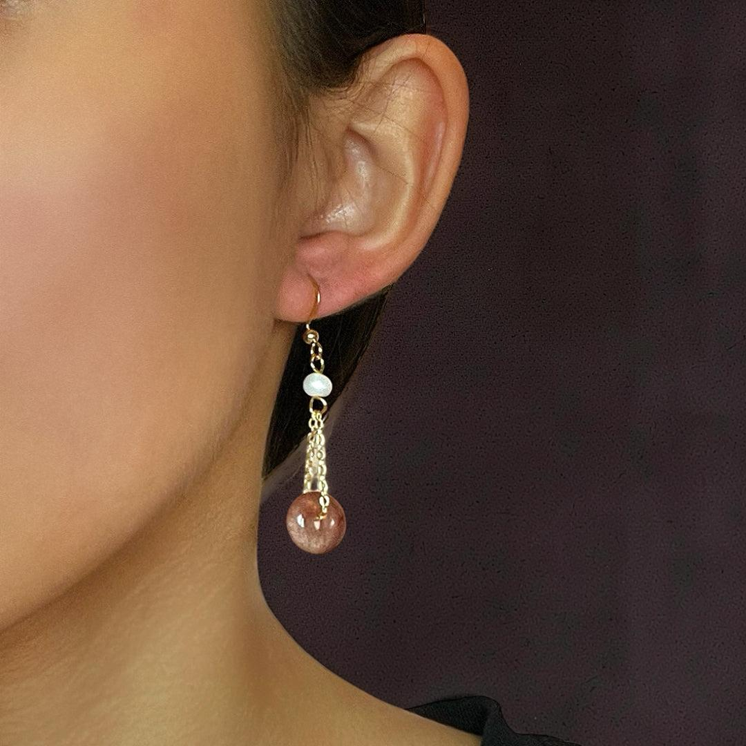 Boucles d’oreilles Quartz Fraise et Perle – Éclat Délicat