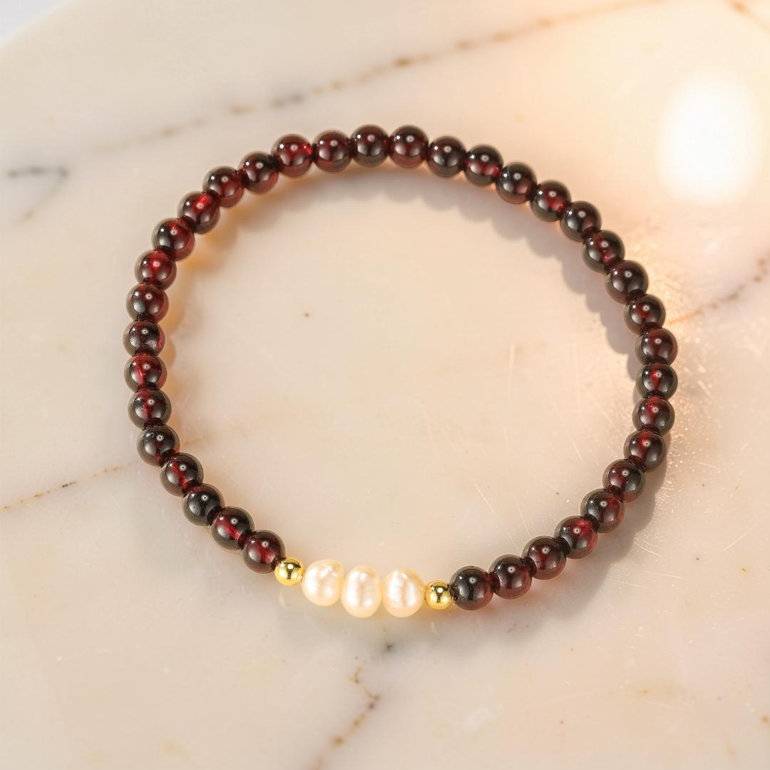 Bracelet Grenat et Perle – Murmures du Crépuscule, Or 14K Laminé