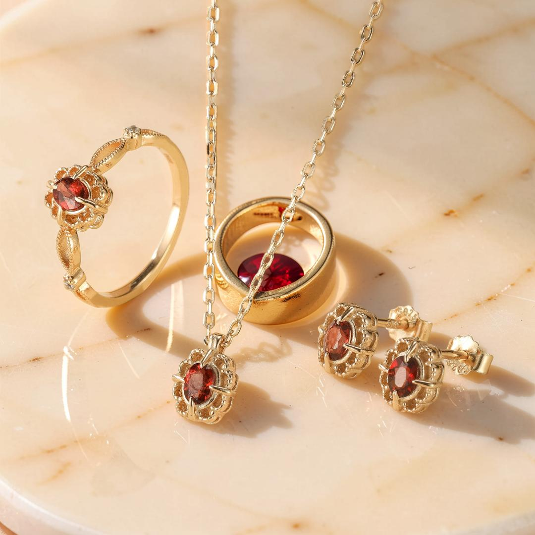 Boucles d'Oreilles Grenat – Élégance Royale, Argent Plaqué Or
