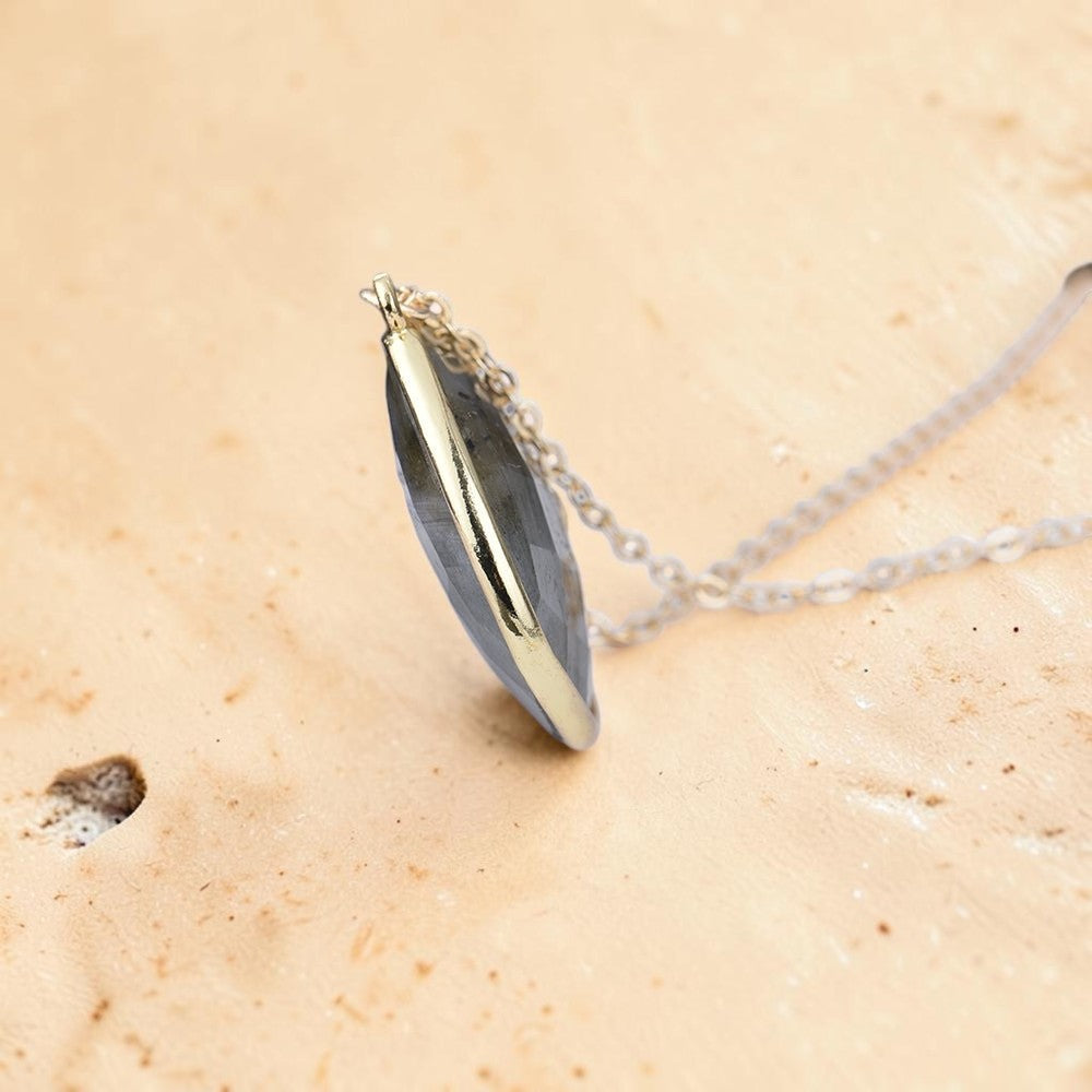 Pendentif Protection Élégant en Labradorite