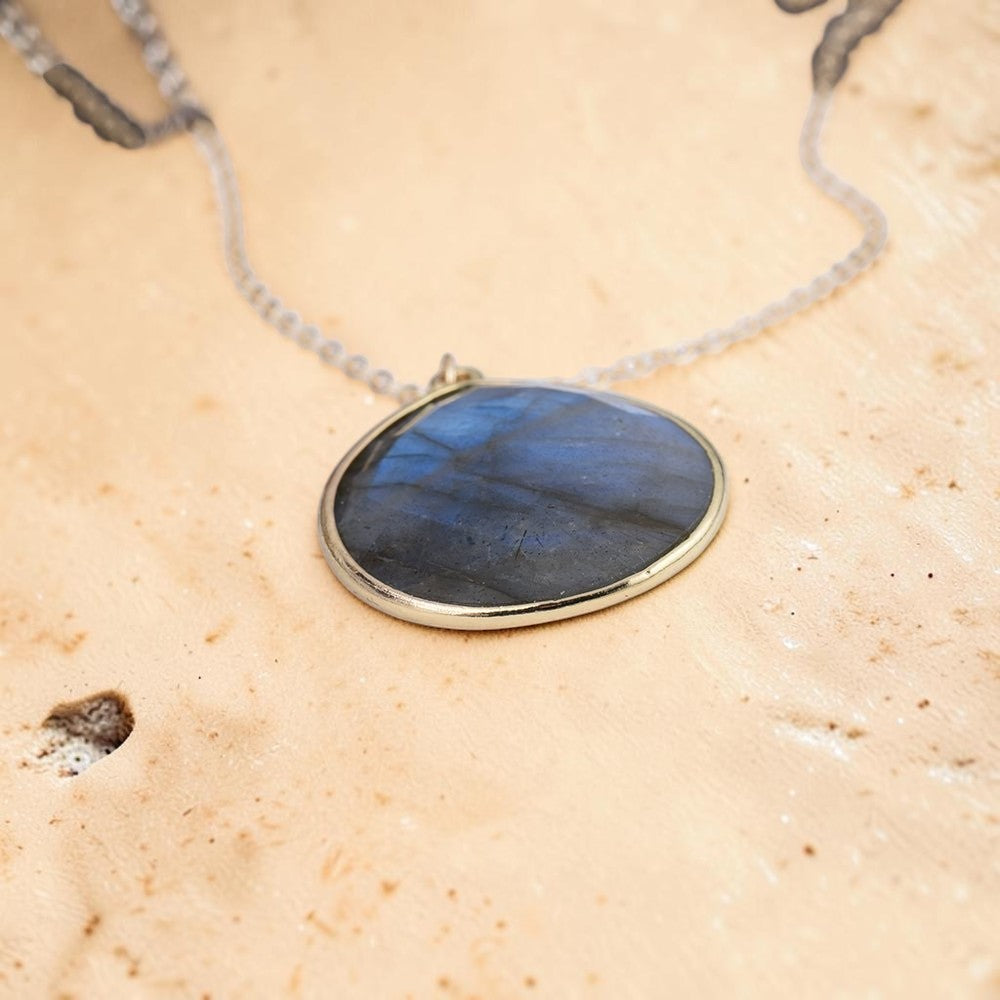 Pendentif Protection Élégant en Labradorite
