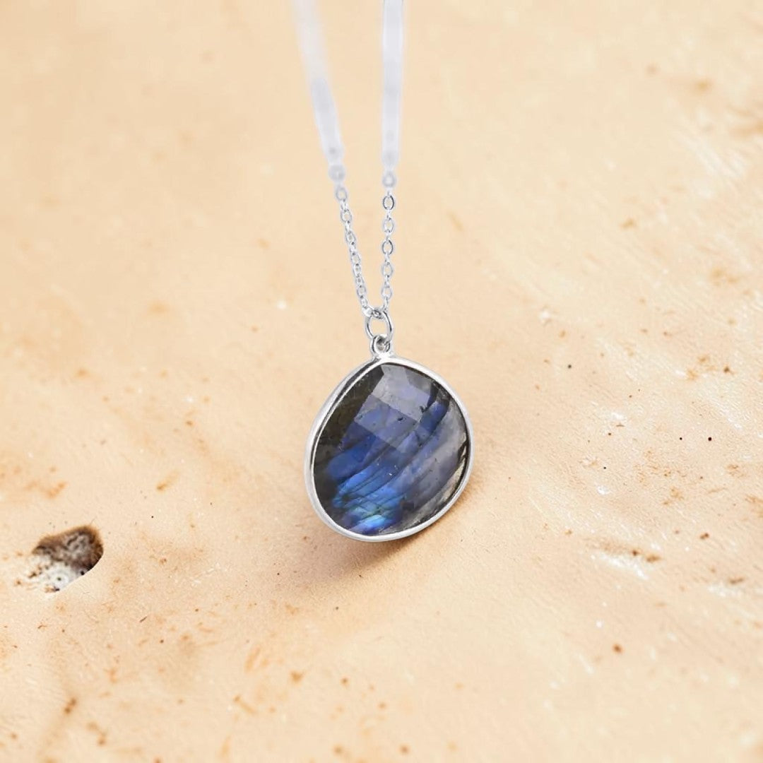 Pendentif Protection Élégant en Labradorite