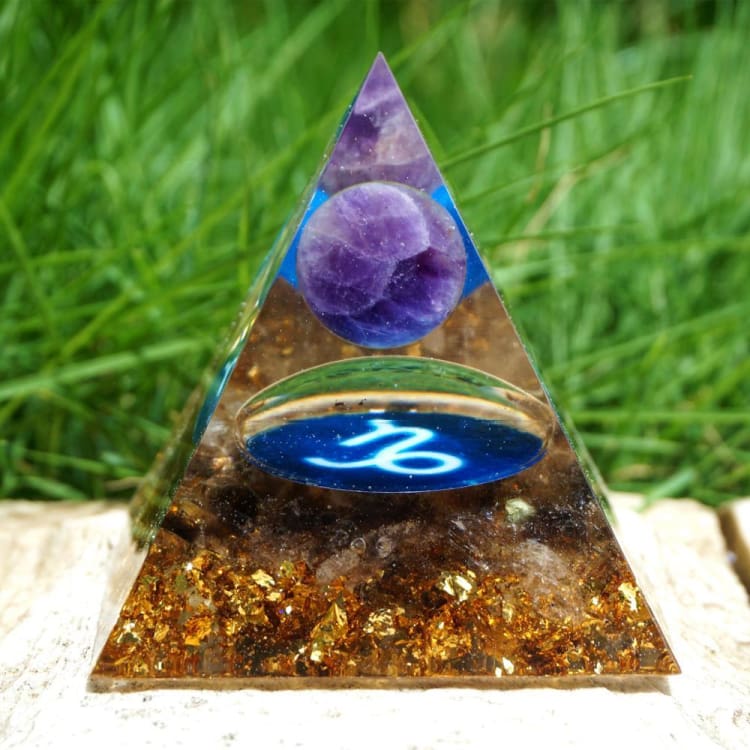Pyramide du Zodiac en Orgonite de 10cm symbole du Capricorne