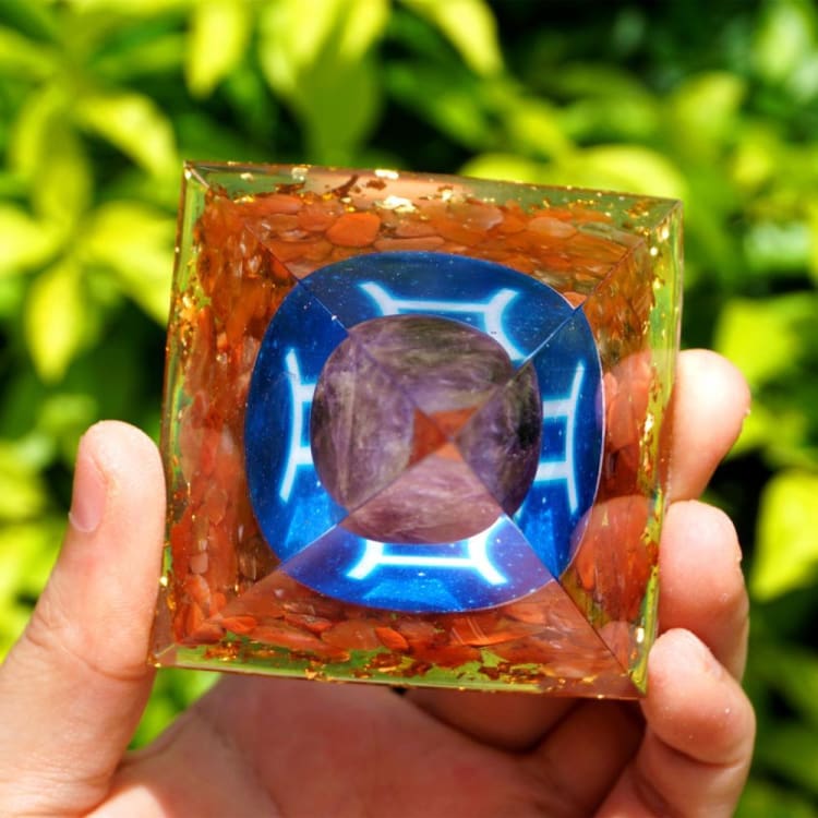 Pyramide du Zodiac en Orgonite et Agate Rouge de 10 cm symbole du Gémeaux