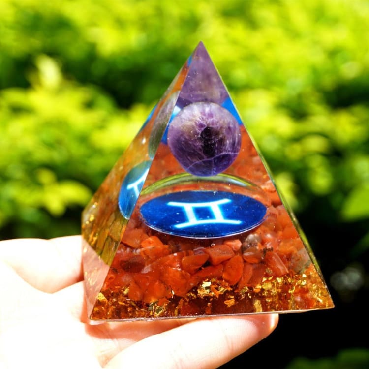 Pyramide du Zodiac en Orgonite et Agate Rouge de 10 cm symbole du Gémeaux