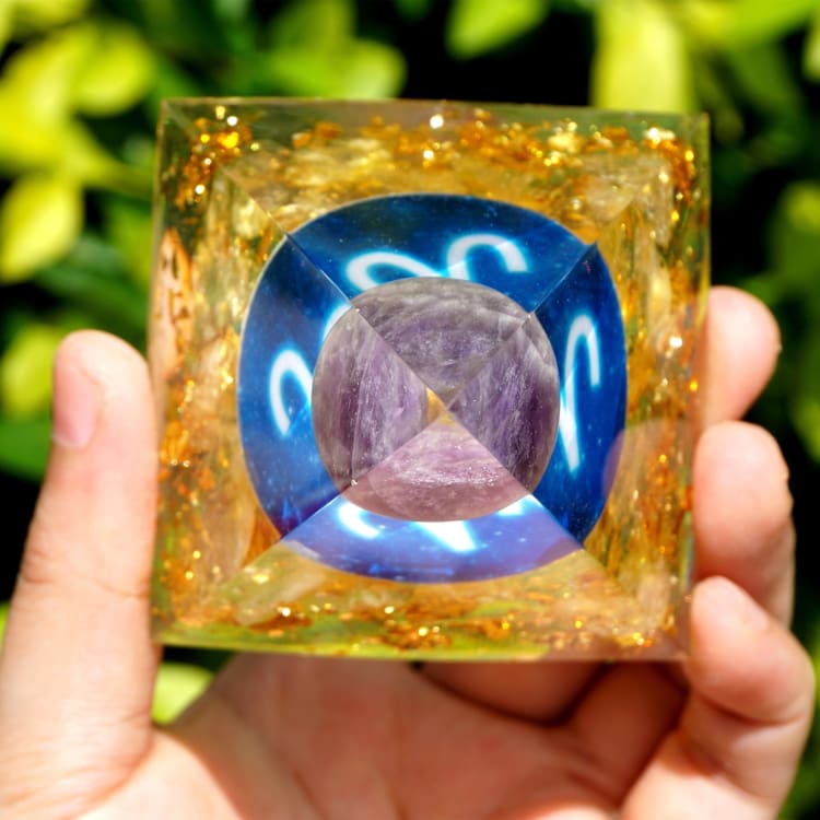 Pyramide du Zodiac en Orgonite et Améthyste de 10cm symbole du Bélier