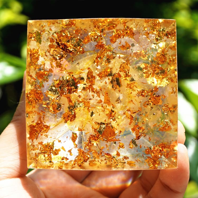 Pyramide du Zodiac en Orgonite et Améthyste de 10cm symbole du Bélier
