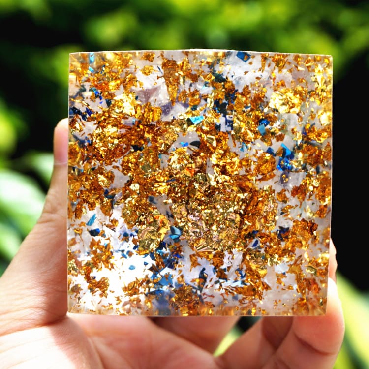 Pyramide du Zodiac en Orgonite et Améthyste de 10cm symbole du Cancer