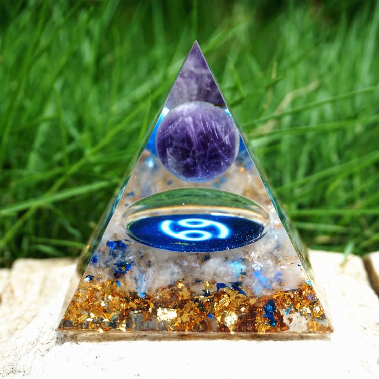 Pyramide du Zodiac en Orgonite et Améthyste de 10cm symbole du Cancer