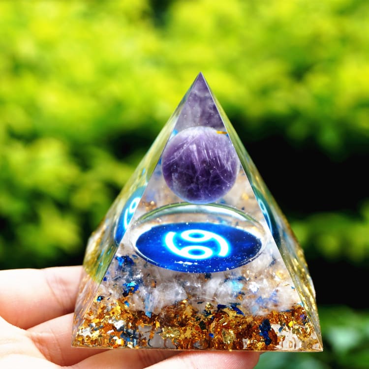 Pyramide du Zodiac en Orgonite et Améthyste de 10cm symbole du Cancer