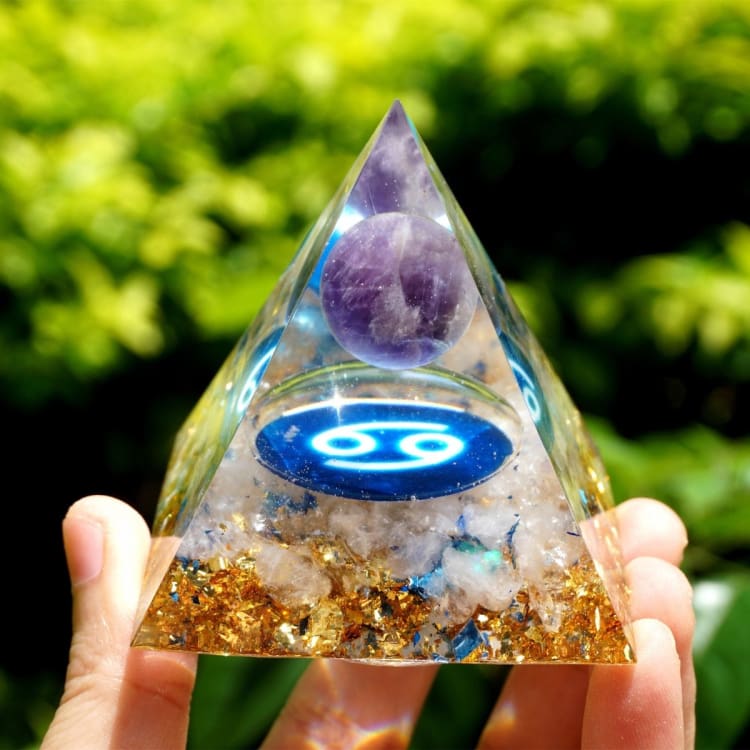 Pyramide du Zodiac en Orgonite et Améthyste de 10cm symbole du Cancer