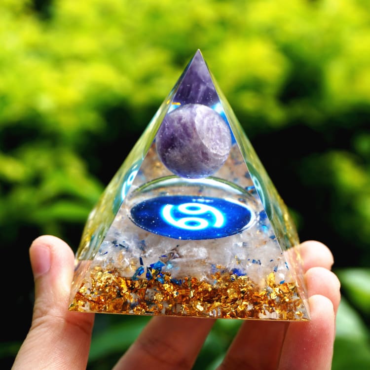 Pyramide du Zodiac en Orgonite et Améthyste de 10cm symbole du Cancer
