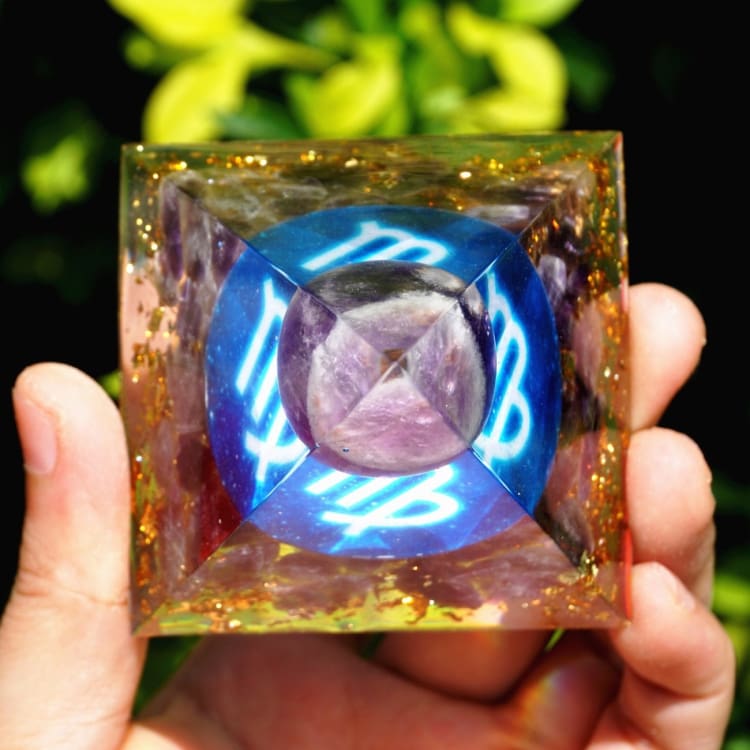 Pyramide du Zodiac en Orgonite et Citrine de 10cm symbole de la Vierge