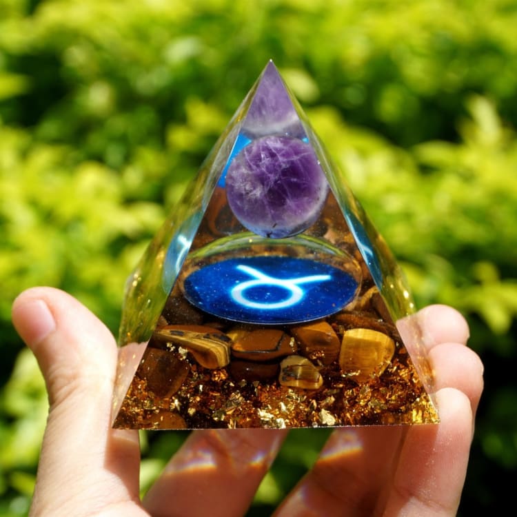Pyramide du Zodiac en Orgonite et Oeil de Tigre de 10cm symbole du Taureau