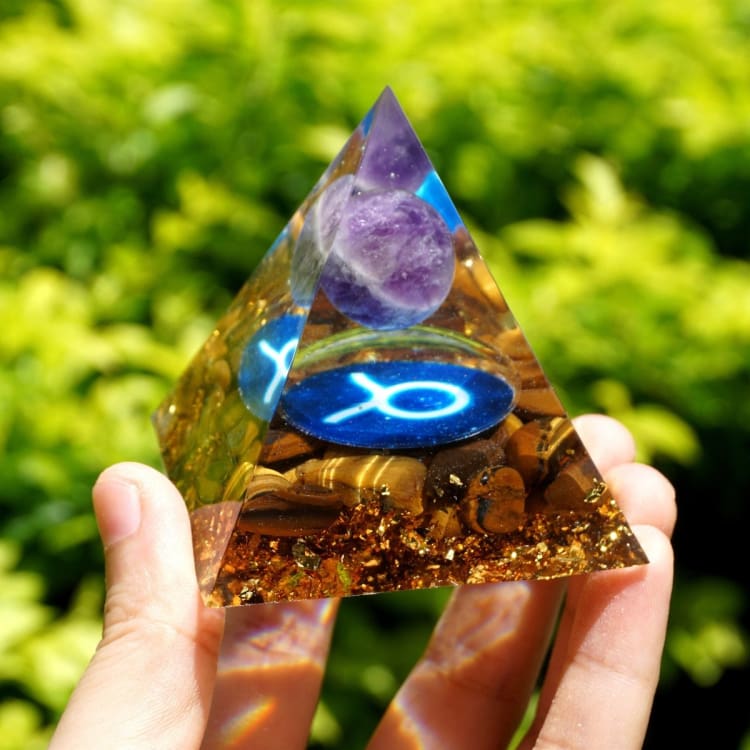 Pyramide du Zodiac en Orgonite et Oeil de Tigre de 10cm symbole du Taureau