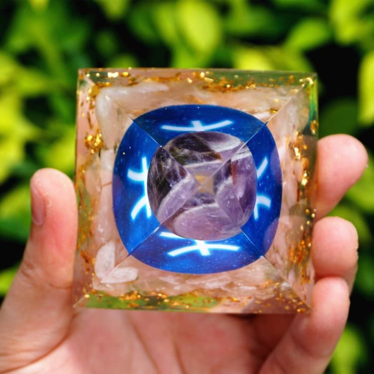 Pyramide du Zodiac en Orgonite et Quartz Rose de 10cm symbole du Poisson